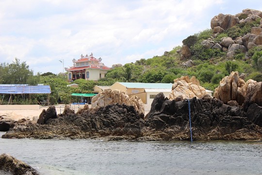 Miếu thờ tổ nghề yến sào Khánh Hòa trên đảo Hòn Nội